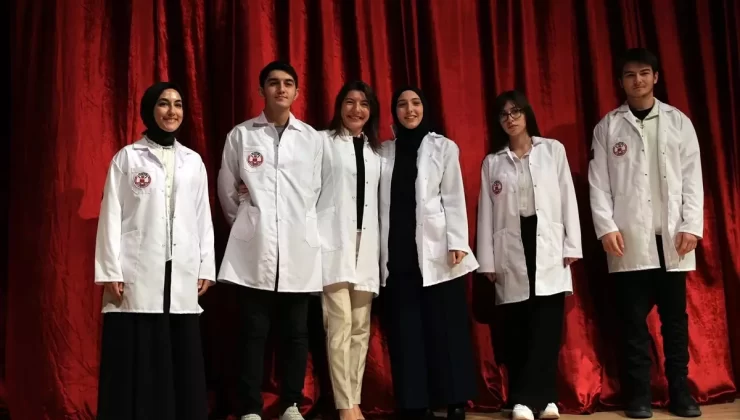 Öğrenciler Beyaz Önlük Giydi