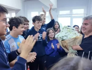 Öğrencilerden Engelli Öğretmene Sürpriz Kutlama