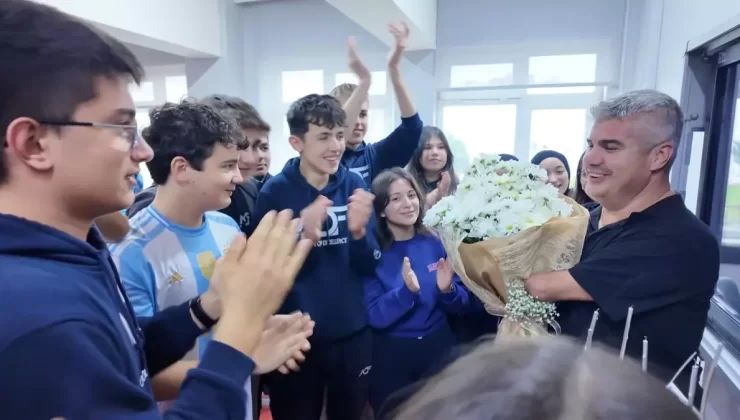 Öğrencilerden Engelli Öğretmene Sürpriz Kutlama