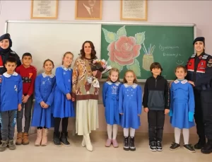 Öğrencilere Jandarma Desteğiyle Sürpriz Öğretmenler Günü