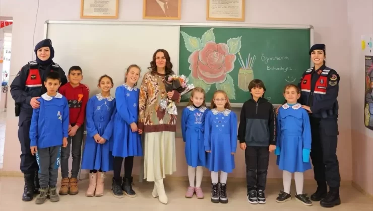 Öğrencilere Jandarma Desteğiyle Sürpriz Öğretmenler Günü