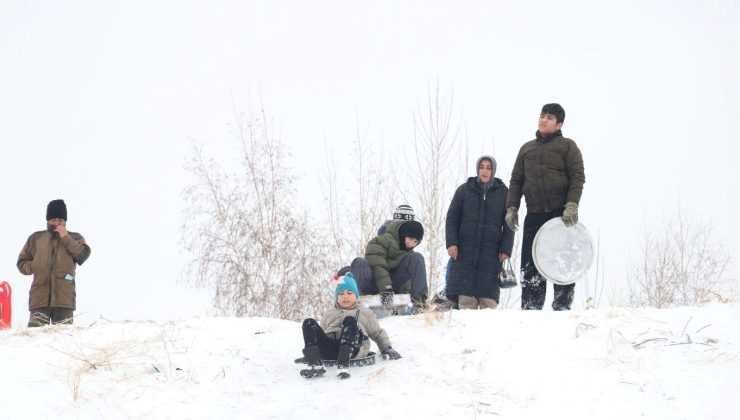 Okul tatilini fırsat bildiler… Fırın tepsisi, leğen, naylonla karın tadını çıkardılar