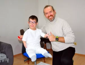 Okula gidemeyen Roberts sendromlu Muhammed’e evinde eğitim