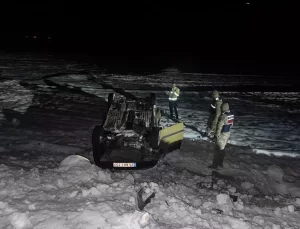 Oltu’da Otomobil Şarampole Devrildi: 4 Yaralı