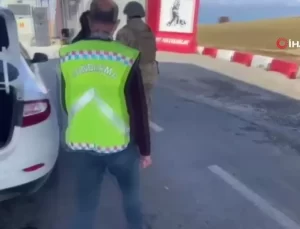 Otomobil Bagajında Düzensiz Göçmen Yakalandı