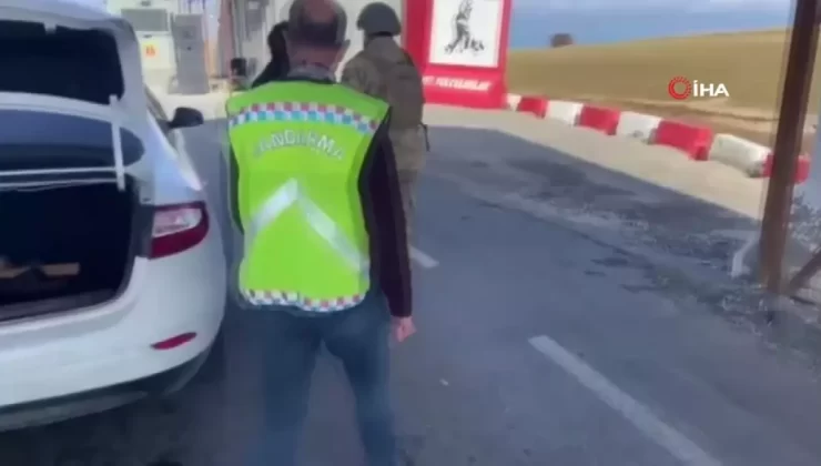 Otomobil Bagajında Düzensiz Göçmen Yakalandı