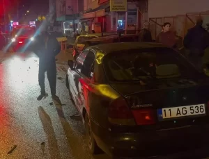 Otomobil Park Halindeki Araçlara Çarptı, Sürücü Kaçtı