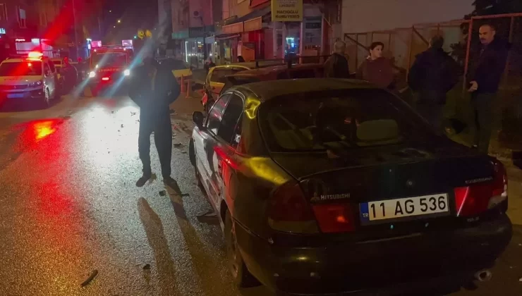 Otomobil Park Halindeki Araçlara Çarptı, Sürücü Kaçtı