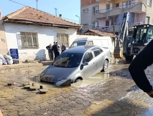 Otomobil Su Çukuruna Düştü
