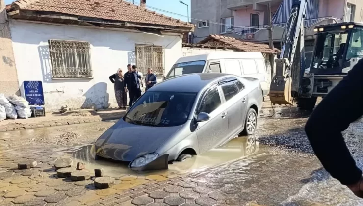 Otomobil Su Çukuruna Düştü