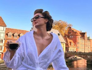 Oyuncu Burcu Özberk bornozlu pozunu sosyal medya hesabından yayınladı