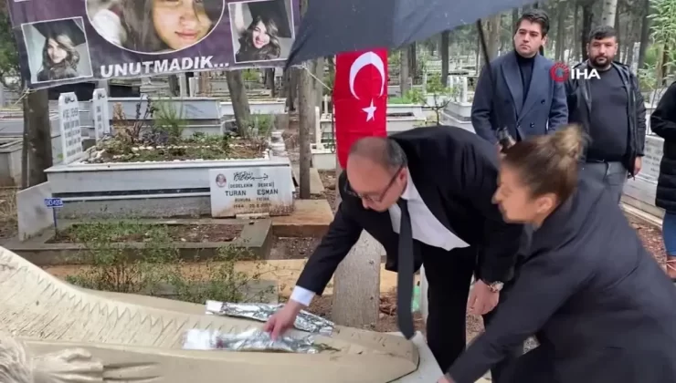 Özgecan Aslan Unutulmadı: Kadınlar Kabrinde Dua Etti
