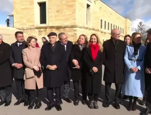 Özgür Özel, Öğretmenler Günü’nde Ailesi ve Öğretmenleriyle Anıtkabir’de.