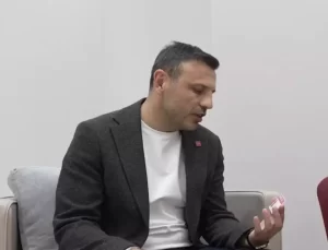 Özgür Özel, Tayfun Kahraman’ın Kartını Taşımayı Üstlendi