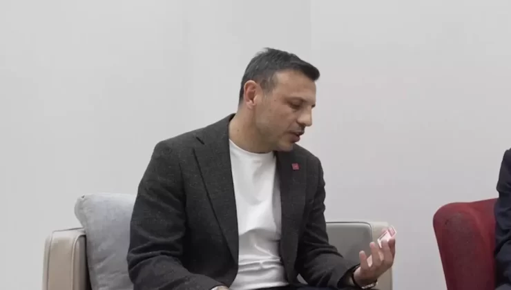 Özgür Özel, Tayfun Kahraman’ın Kartını Taşımayı Üstlendi