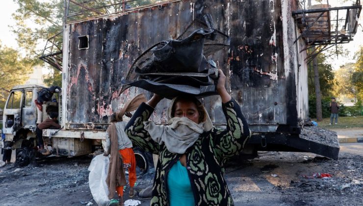 Pakistan’da sokaklar savaş alanı: Başkentte göstericiler yasak tanımadı!