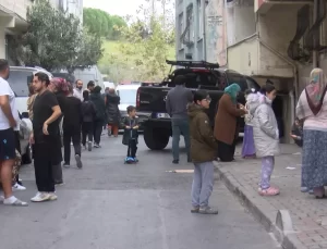 Pikap, Yola Çıkan Çocuğa Çarpmamak İçin Bina Girişine Çarptı