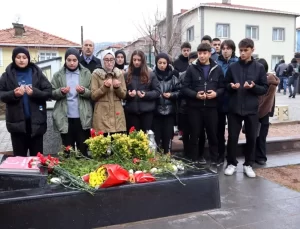 PKK’nın şehit ettiği Aybüke öğretmen mezarı başında dualarla anıldı