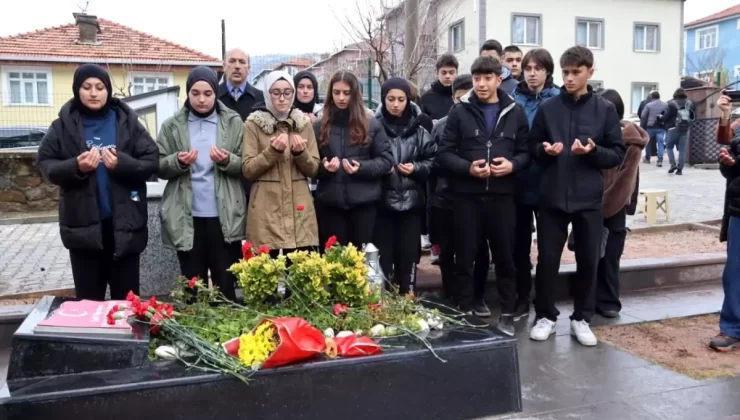 PKK’nın şehit ettiği Aybüke öğretmen mezarı başında dualarla anıldı