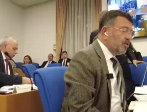 Plan ve Bütçe Komisyonu’nda Ağbaba’nın, Erdoğan’ın Kırgızistan’daki Karşılama Töreni Videosunu Göstermesi Engellendi.
