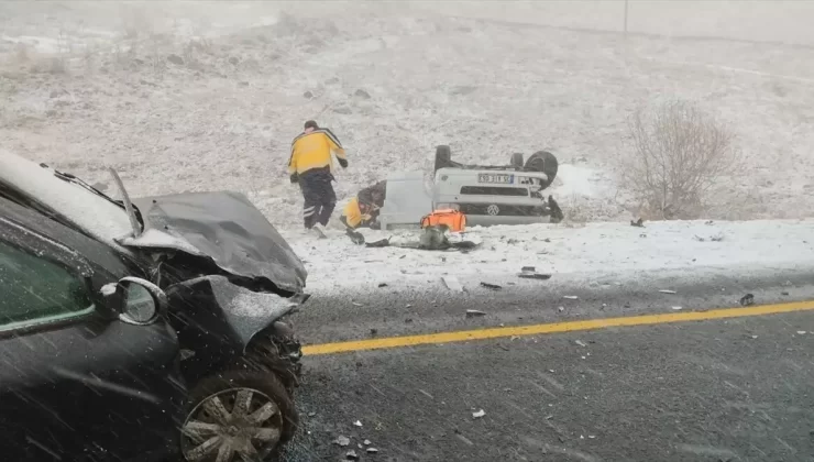 Posof’ta Otomobil Çarpışması: 8 Yaralı