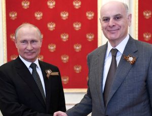 Protestocular parlamentoyu bastı: Abhazya lideri istifa etti