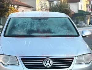 Resmen donduk…Araç camları buzla kaplandı!