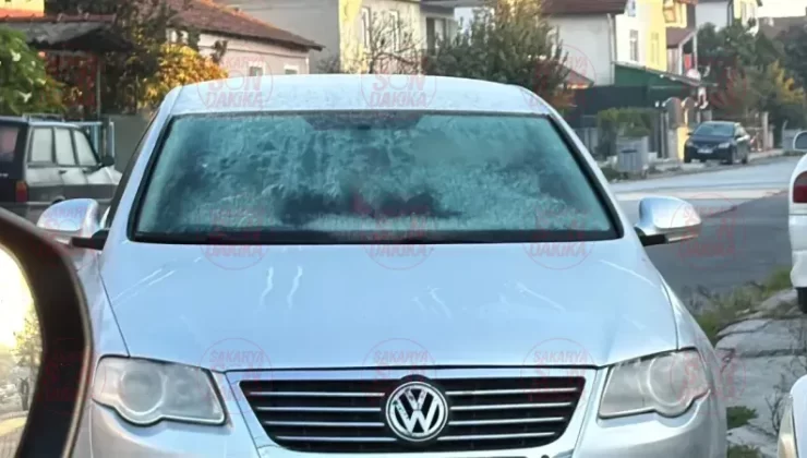 Resmen donduk…Araç camları buzla kaplandı!