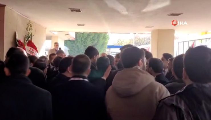 Saadet Partisi kongresinde delegeler arasında arbede