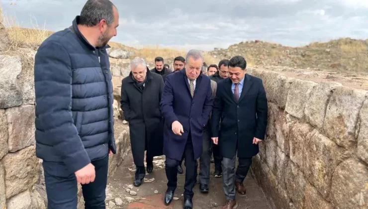 Sadir Durmaz, 5 Bin Yıllık Ani Kentini Ziyaret Etti