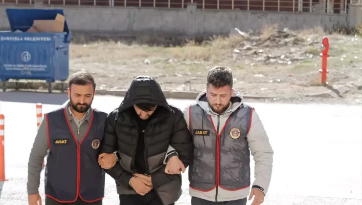 Sahte Asker Buluşma Yerinde Yakalandı