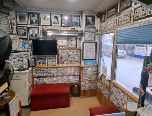 Sakaryalı fotoğrafçı, müşterilerinin vesikalık fotoğraflarını 38 yıldır sergiliyor