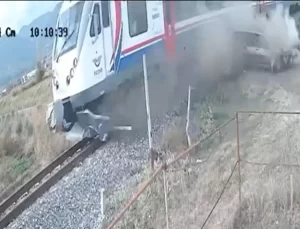 Salihli’de Tren Otomobile Çarptı: Sürücü Yaralandı