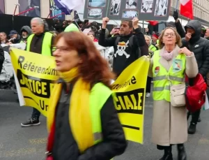 Sarı Yelekliler Paris sokaklarında: Macron’a protesto