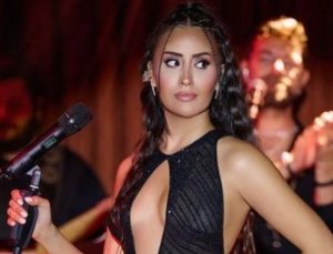 Şarkıcı Hande Ünsal transparan tulumunun kurbanı oldu! Tarzına yorum yağdı