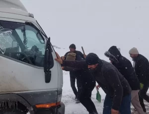 Şarkışla’da 14 Araç Mahsur Kaldı
