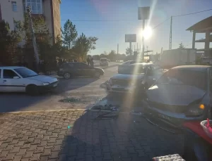 Şarkışla’da 3 Araç Kaza Yaptı: 4 Yaralı