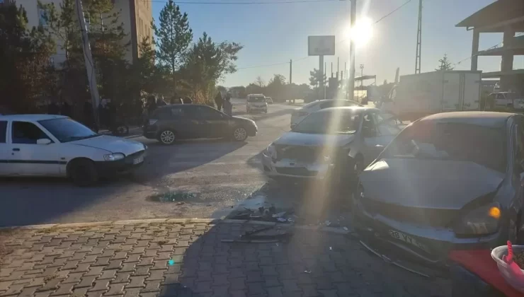 Şarkışla’da 3 Araç Kaza Yaptı: 4 Yaralı