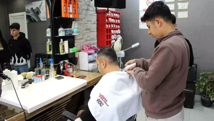 Şehitkamil’deki tüm erkek kuaförlerine önlük ve havlu hediye edildi