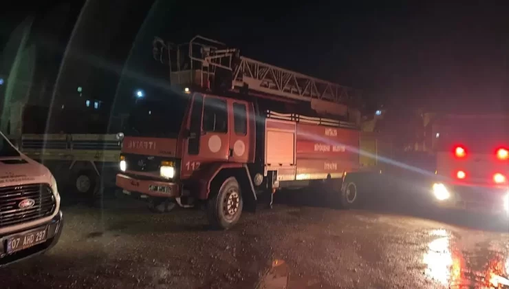 Serik’te Yangın Kontrol Altına Alındı