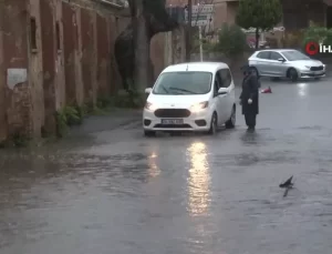 Şiddetli Yağış ve Fırtına İstanbul’u Esir Aldı