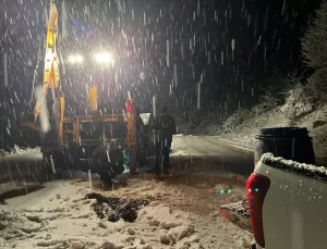 Siirt’te Kar Nedeniyle Mahsur Kalan Araçlar Kurtarıldı