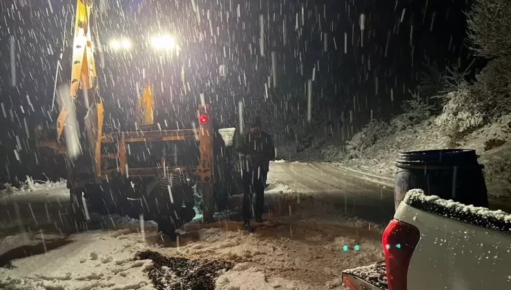 Siirt’te Kar Nedeniyle Mahsur Kalan Araçlar Kurtarıldı