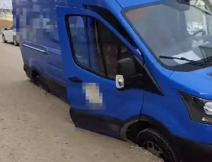 Siirt’te Minibüs Çöken Yola Düştü