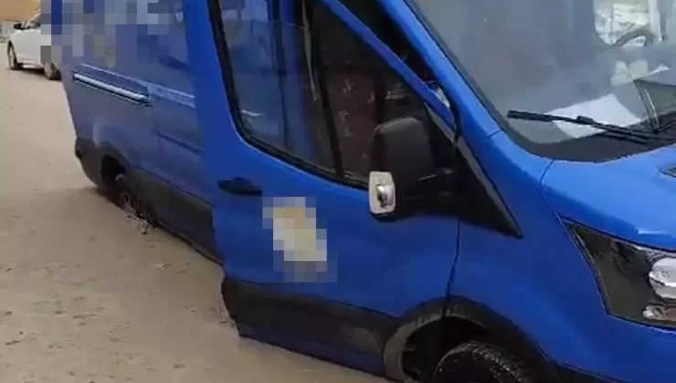Siirt’te Minibüs Çöken Yola Düştü