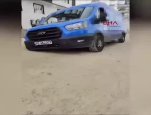 Siirt’te Minibüs Yol Çökmesi Sonucu Çukura Düştü