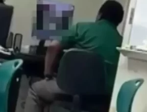 Sınıfta cinsel içerikli film izlerken yakalanan lise futbol hocası görevden alındı