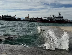 Sinop’ta Fırtına Uyarısı: Balıkçılar Limana Sığındı