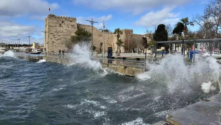 Sinop’ta Kuvvetli Rüzgar Dalgalar Oluşturdu