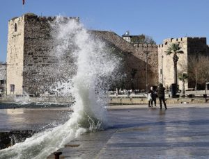 Sinop’ta metrelerce yükseklikte dalgalar oluştu
